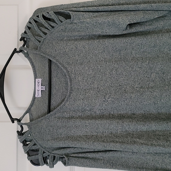 Thyme&honey medium cold shoulder sweater - Picture 2 of 5